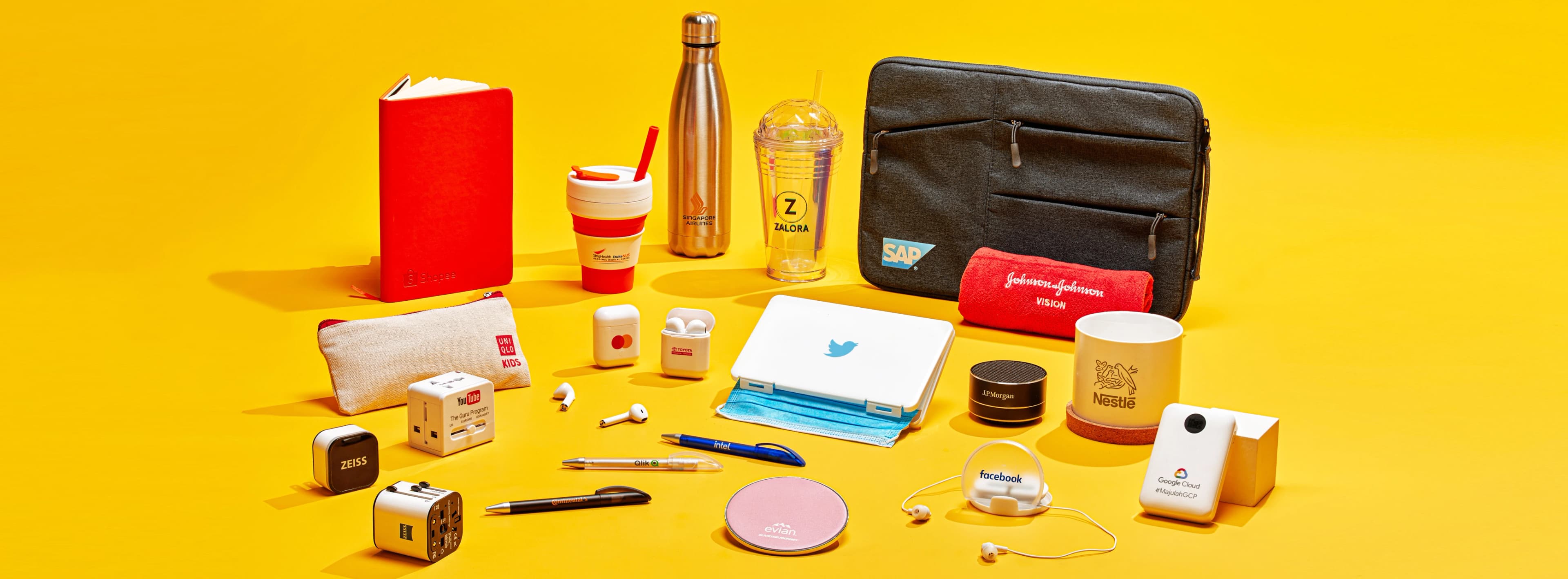 Tổng hợp các sản phẩm quà tặng doanh nghiệp in logo gồm bình giữ nhiệt, sổ tay, sạc dự phòng và túi vải