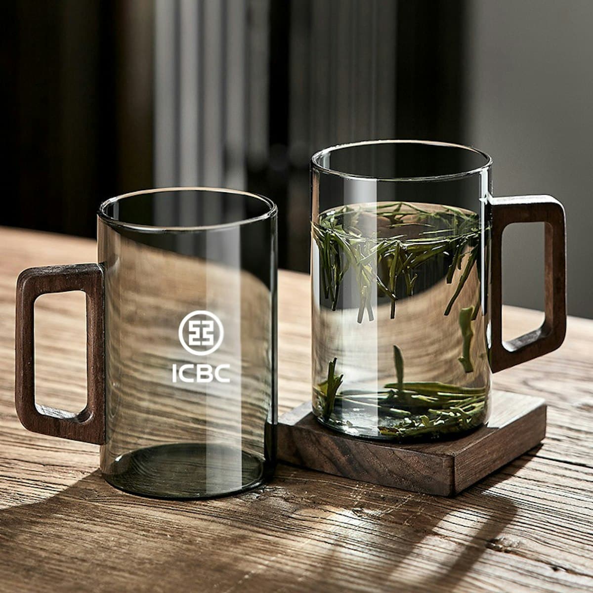 Cốc thủy tinh 500ml có tay cầm bằng gỗ - in logo